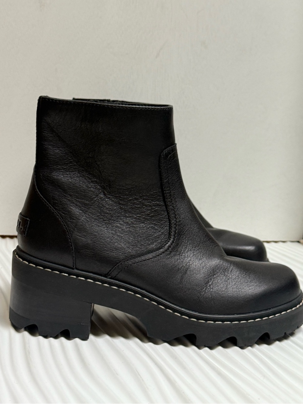 Sorel Black Leather Joan Now Bootie H55N5